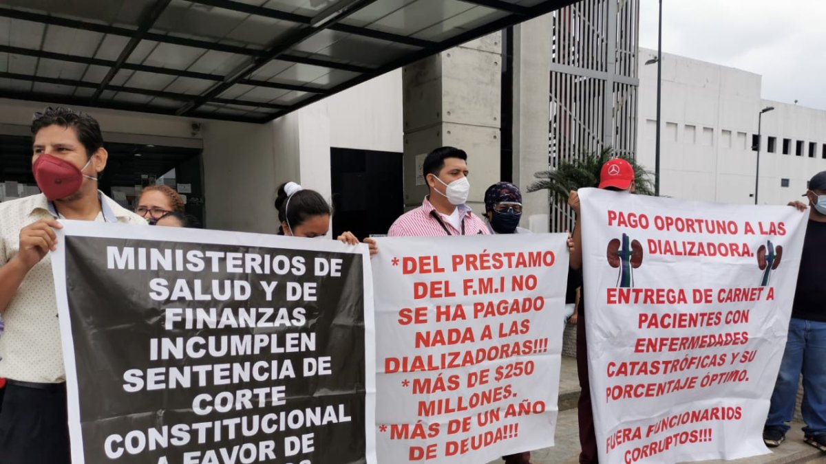 Plantón por reclamos de pago a los centros de diálisis.