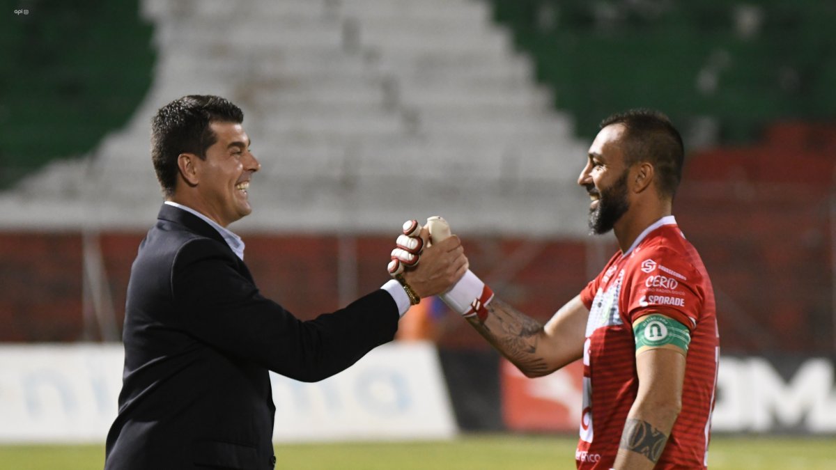 El golero Esteban Dreer (d) fue el gran sacrificado del partido. Antes del pitazo inicial saludó con Ismael Rescalvo.