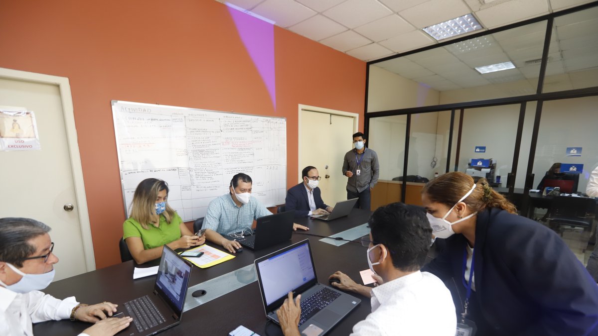 Un grupo de expertos en varios campos del saber revisan los méritos de los postulantes al VI concurso de docentes de la Universidad de Guayaquil.