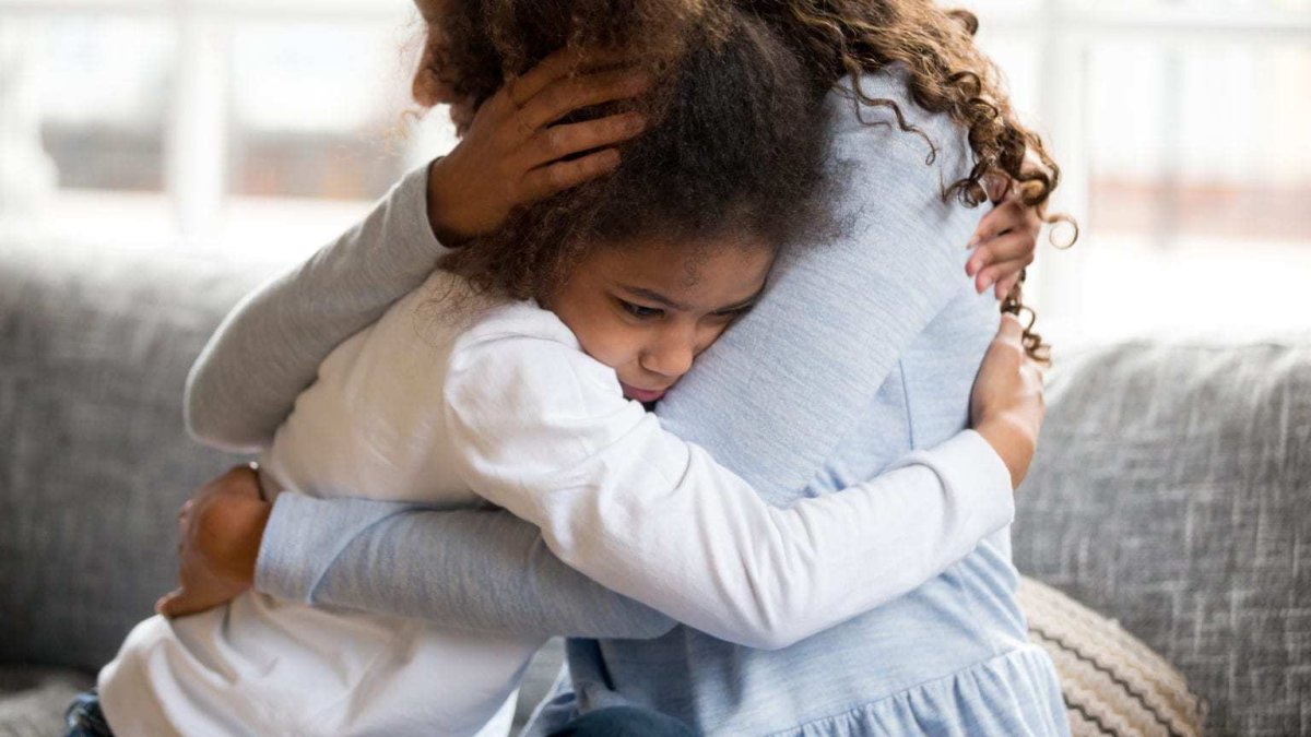 Los padres o un adulto son el mejor soporte para un niño ante  la pérdida de un ser querido.
