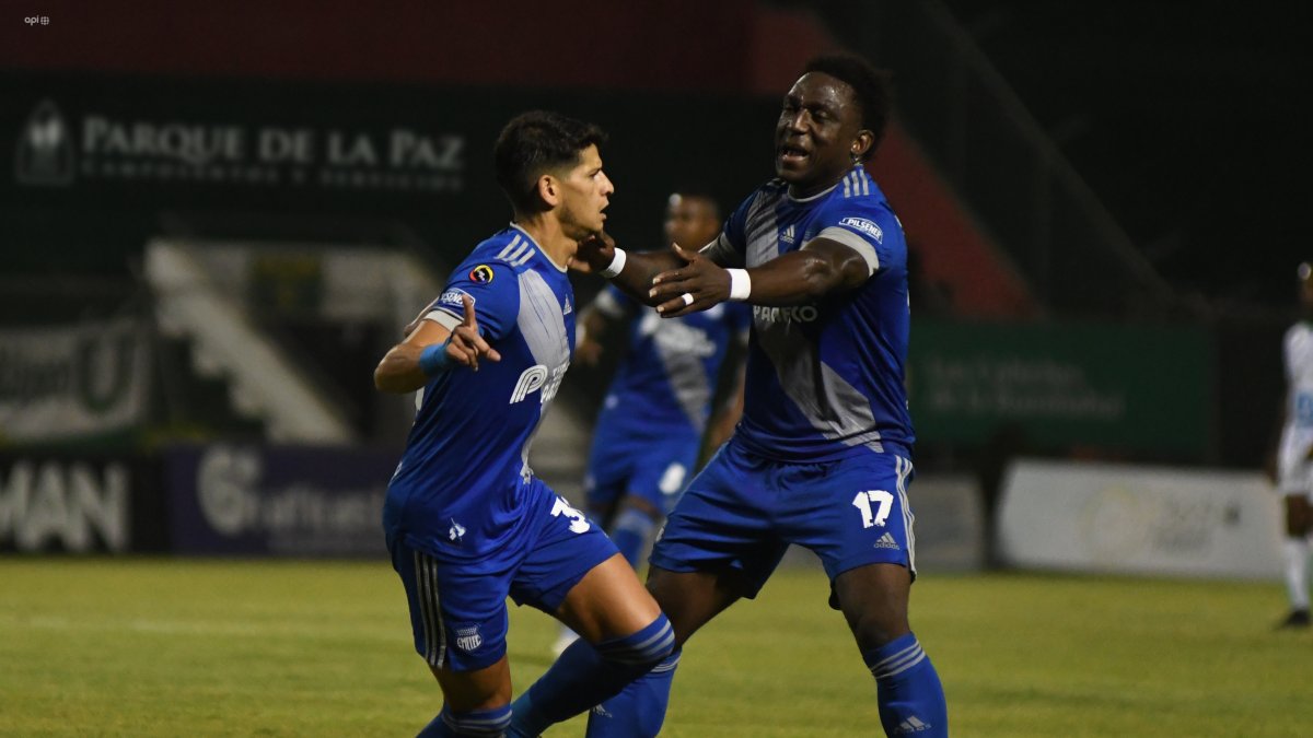 Facundo Barceló (i), autor de cuatro goles frente a La Capíra, junto a Roberto Ordóñez, su dupla de ataque en los últimos compromisos del cuadro eléctrico.