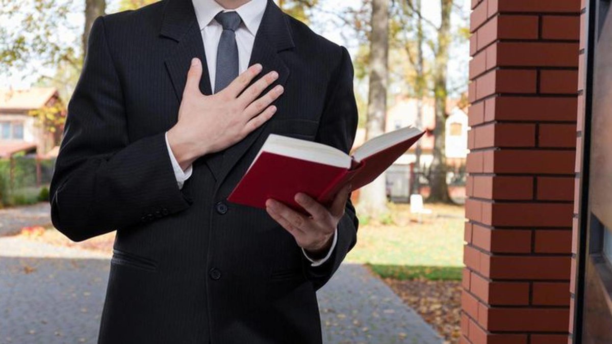 Los testigos de Jehová son acusados en varias ocasiones de manejar mal los abusos dentro de la iglesia.