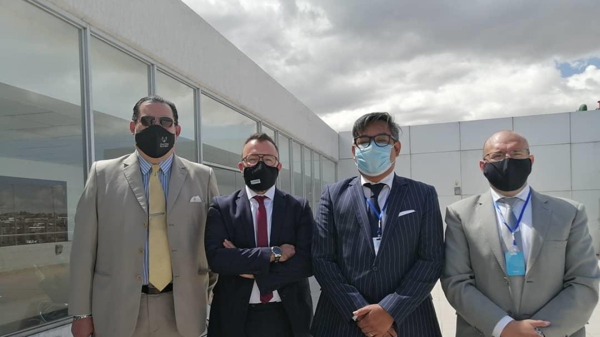 Abogados. Paúl Ocaña (segundo de la derecha) es uno de los proponentes de la acción constitucional.