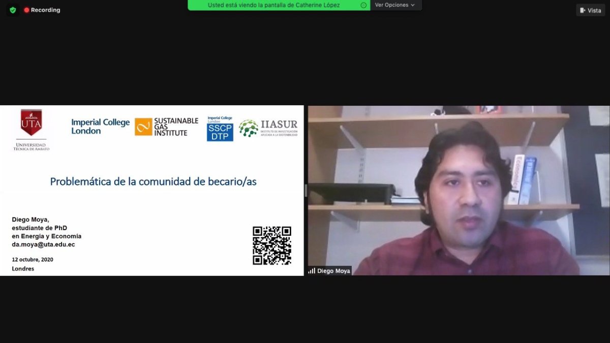 El becario ecuatoriano Diego Moya, durante una exposición de los múltiples problemas que enfrentan tras volver al país.