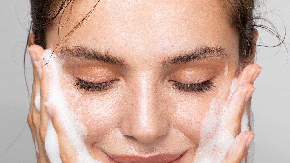 Seque el rostro con toallas absorbentes desechables o exclusivas para esa zona.