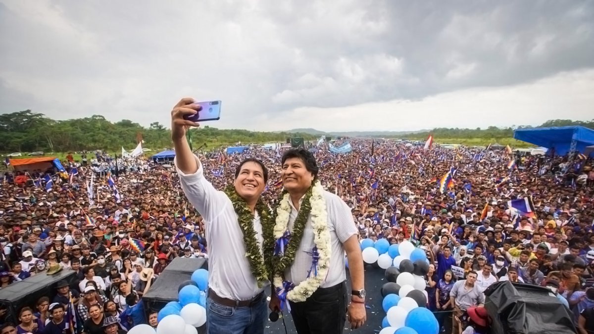 Bolivia. En la tarima que compartió con Evo Morales y Jaime Vargas, el correísta se dedicó a sacar selfis.