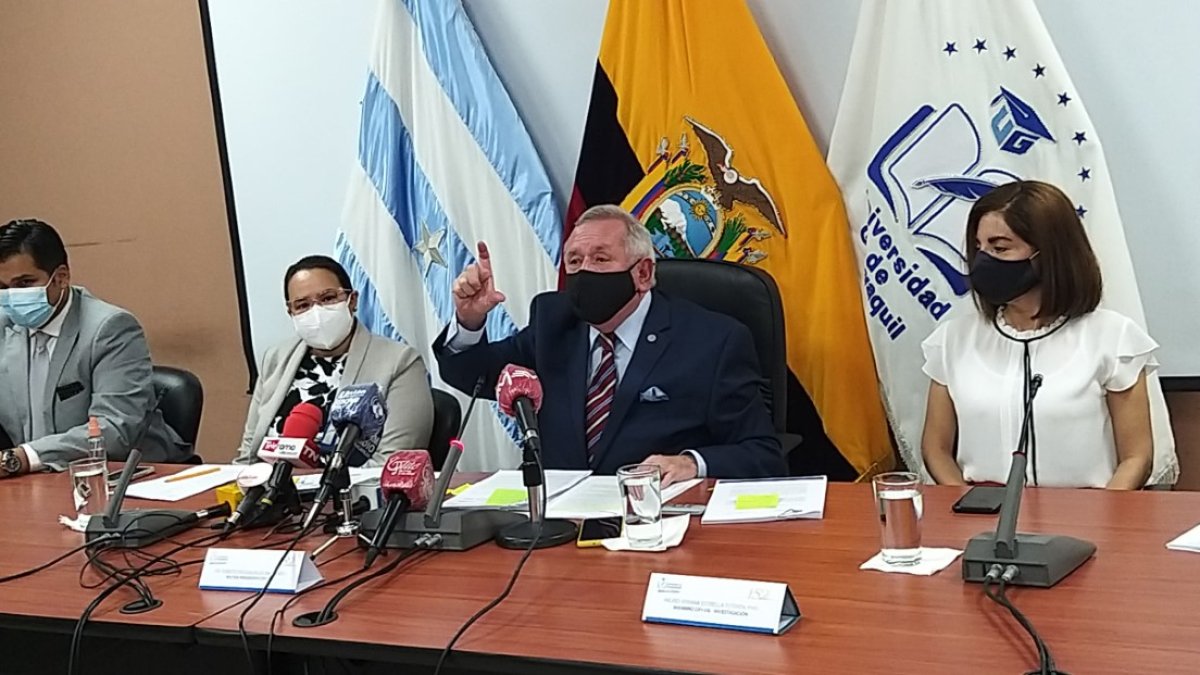 El rector de la Universidad de Guayaquil, Roberto Passailaigue, estuvo acompañado de la vicerrectora académica, Monserratt Bustamante, y otros miembros de la CIFI.
