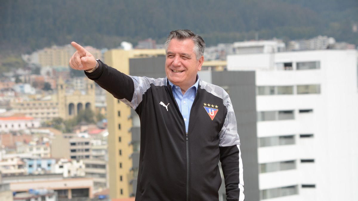 Es hincha de Liga Deportiva Universitario de Quito, equipo al que describe como “el mejor de América”.