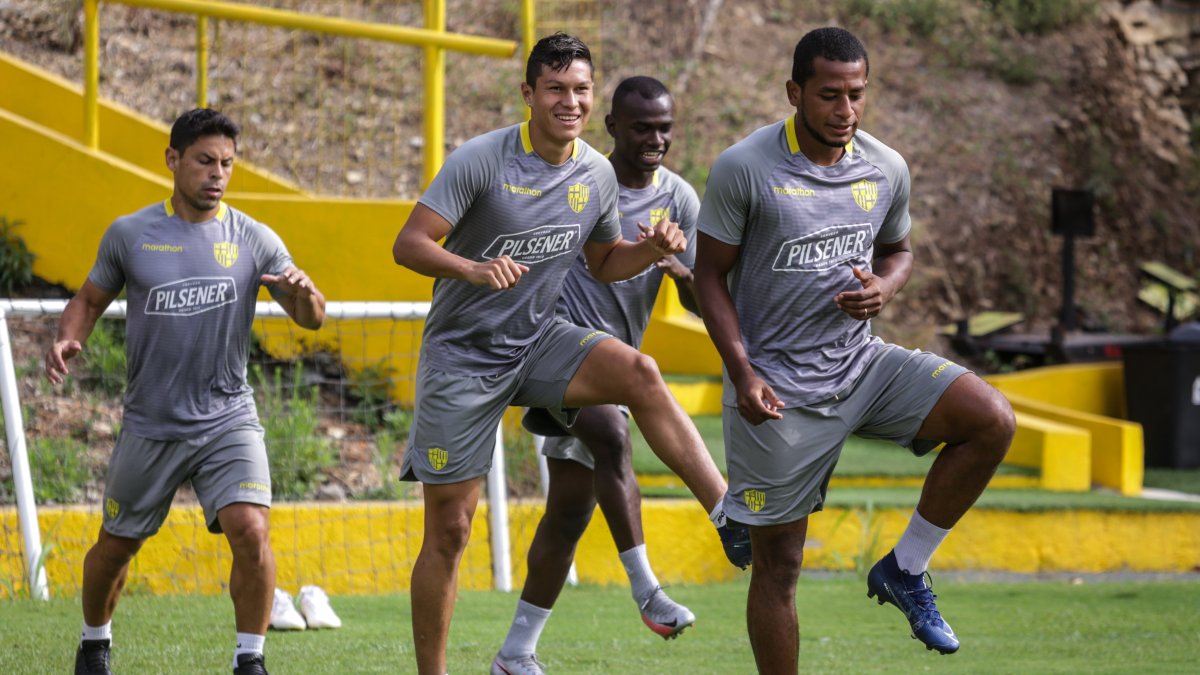 Nixon Molina (d) es uno de los jugadores que mejores comentarios despierta entre los especialistas y los hinchas amarillos.