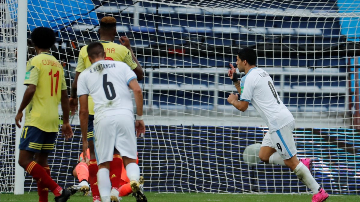 Suárez celebra el 2-0 de penal mientras que los cafeteros lucen desconsolados.