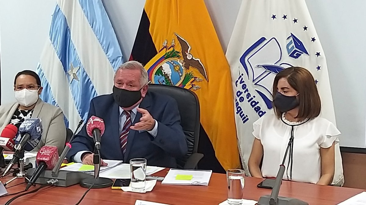 Roberto Passailaigue, rector de la Universidad de Guayaquil, junto a Monserratt Bustamante e Ingrid Estrella, miembros de la CIFI.