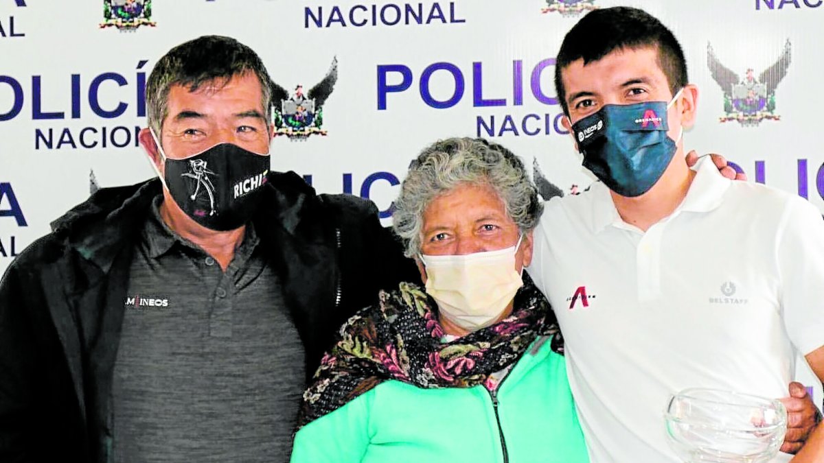 Richard Carapaz (derecha) abraza a su madre Ana Luis Montenegro y a su padre Antonio después del reconocimiento que recibió por parte de las autoridades de Carchi por su desempeño deportivo en Europa.