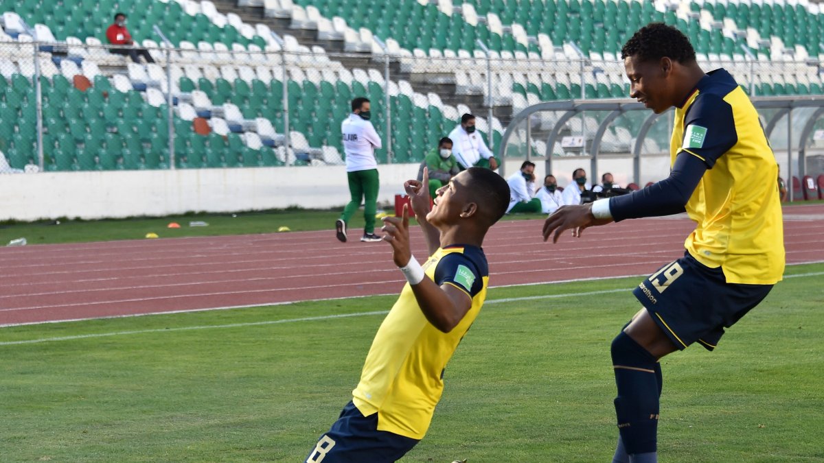 Carlos Gruezo (i) celebra tras anotar un penalti contra Bolivia en el duelo de la fecha pasada.