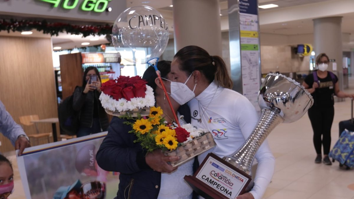 Miryam Núñez es abrazada por su madre María Padilla en el aeropuerto de Quito, la mañana de este sábado