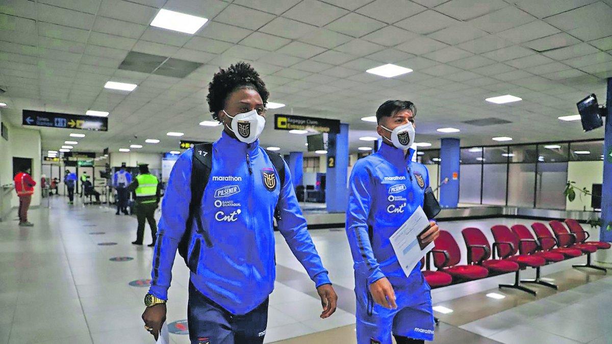 Alan Franco (d) es uno de los tres casos positivos pode COVID-19 en la selección ecuatoriana.