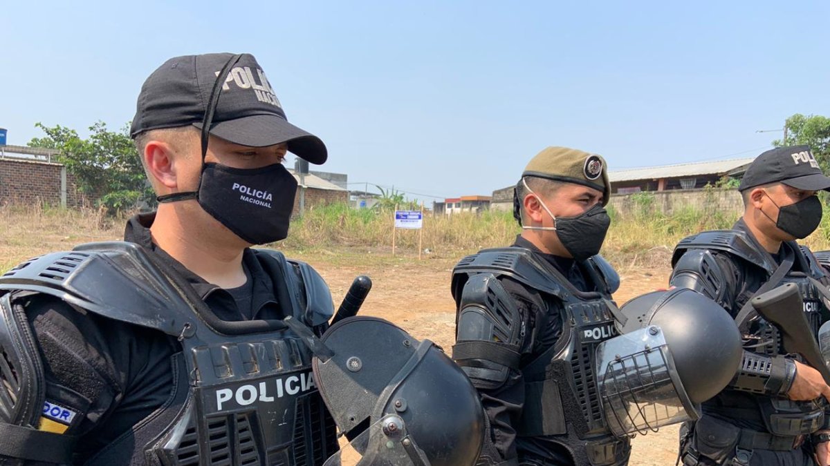 Acción. Agentes policiales colaboraron en la diligencia en El Empalme.