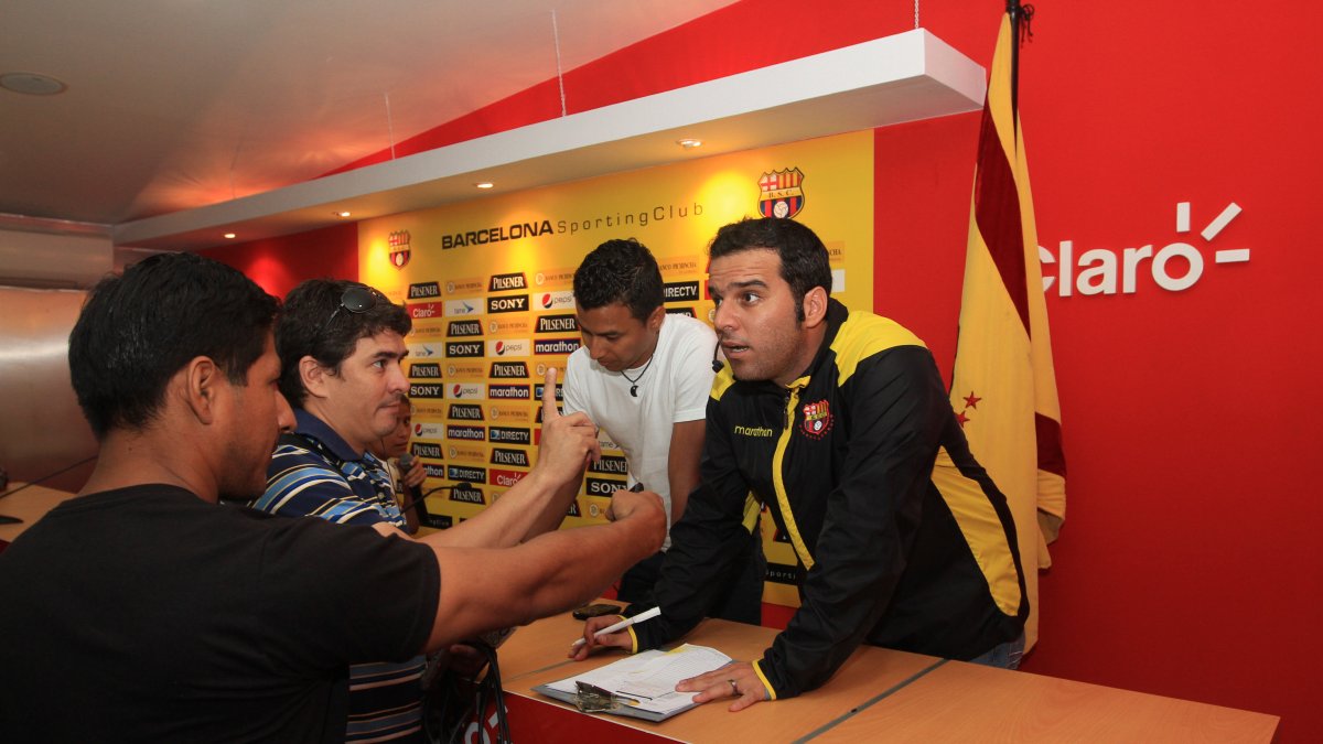 Luigi Macchiavello (d) viene trabajando en las redes sociales del club desde su llegada a Barcelona en 2011.