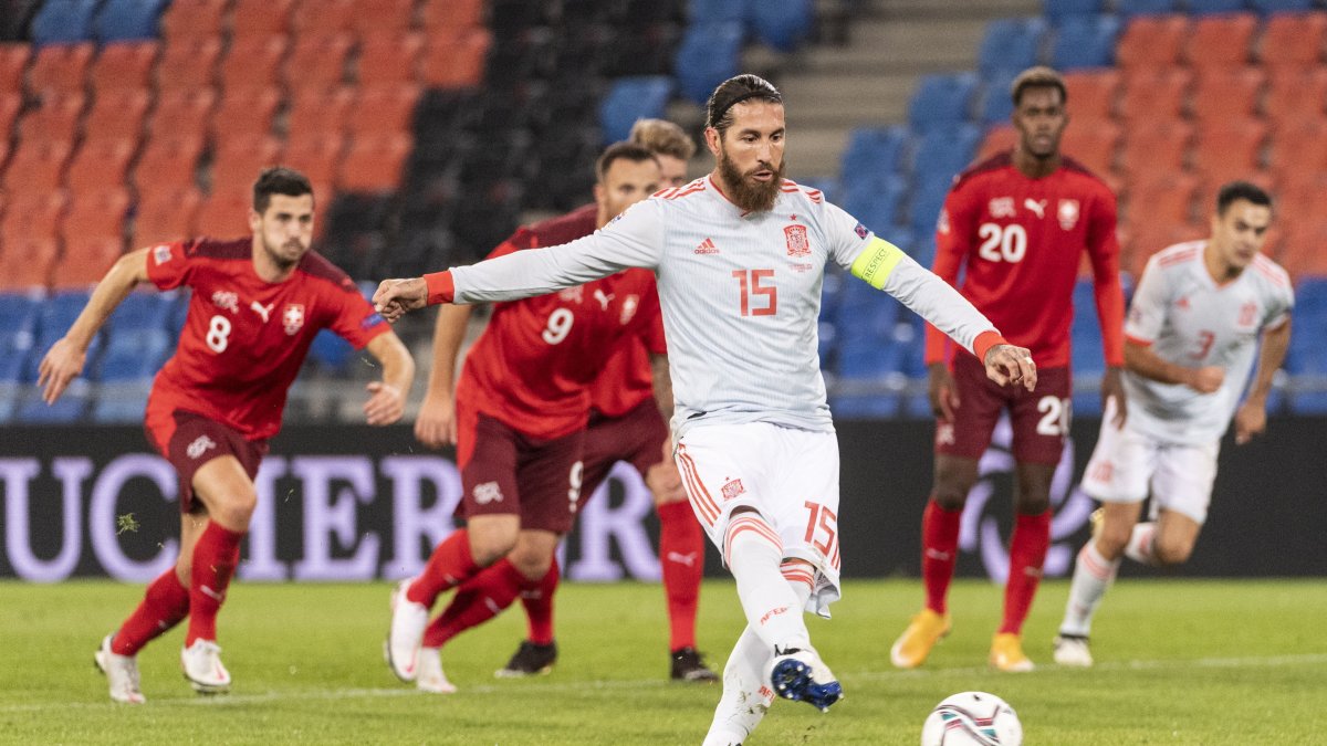 Sergio Ramos jugó apenas unos minutos con la selección española. En el trabajo posterior sintió el pinchazo.