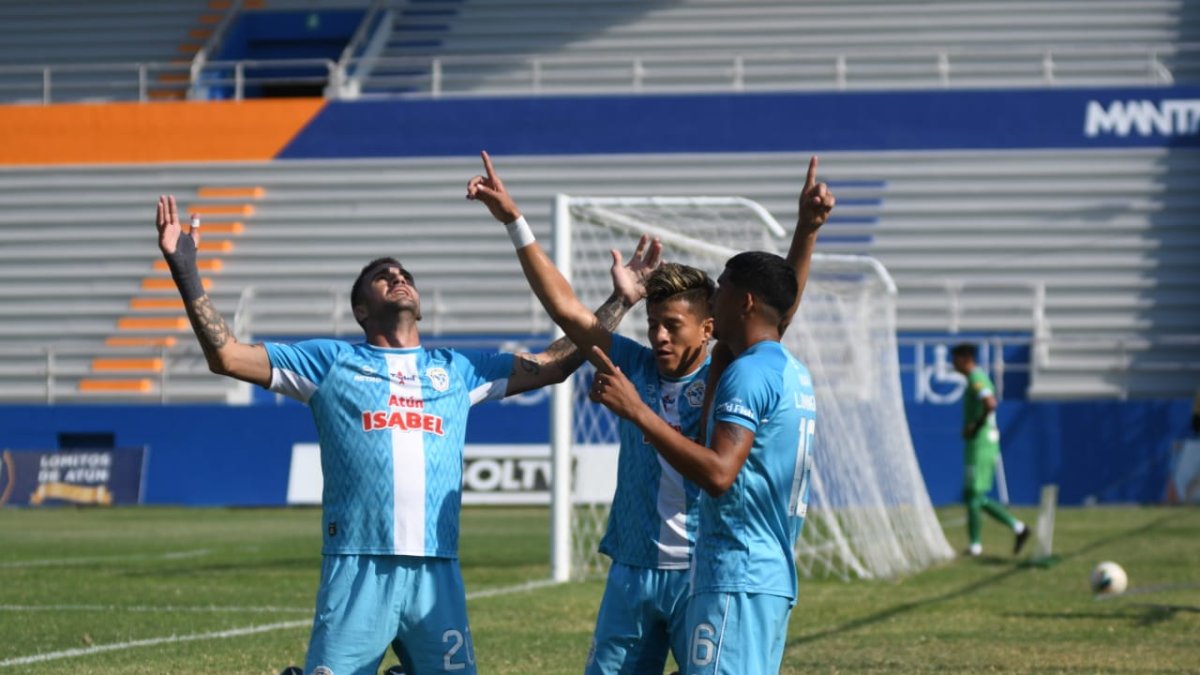 Los jugadores del Manta festejaron en la última fecha el ascenso a la Serie A.