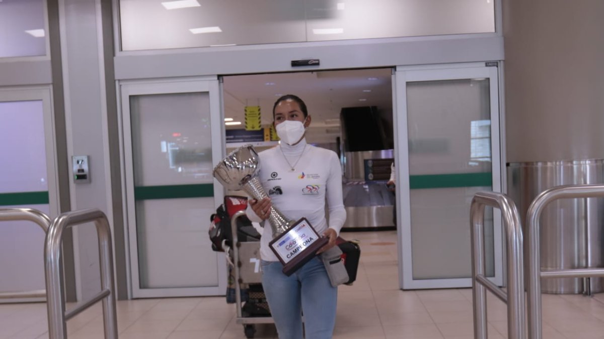 La campeona de la Vuelta a Colombia llegó al país con su flamante trofeo