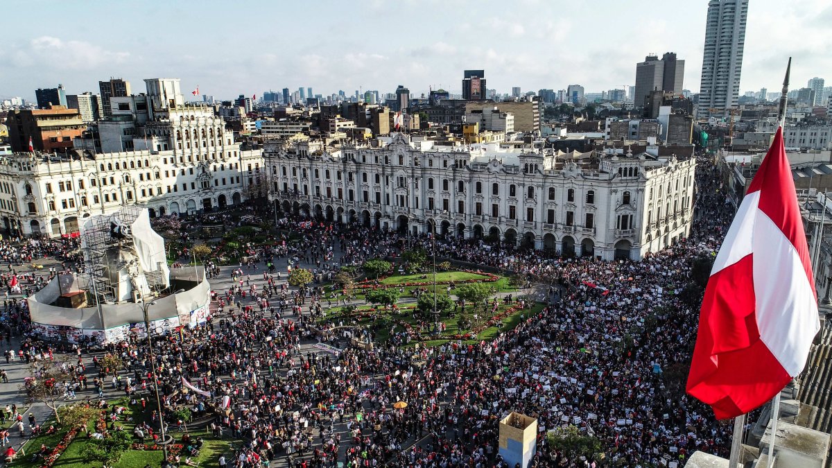 Manifestantes participan en una multitudinaria marcha de protesta contra el nuevo gobierno del presidente Manuel Merino, hoy en la plaza San Martín de Lima (Perú).