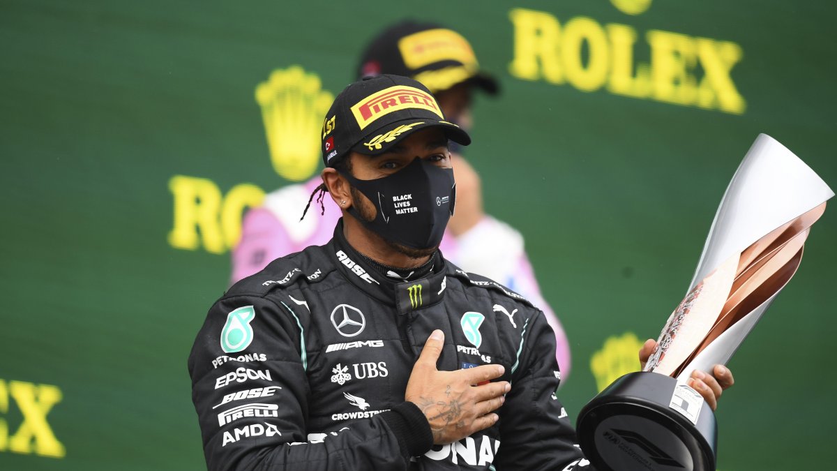 Lewis Hamilton levanta su pulga en señal de victoria tras ganar el campeonato de la Fórmula Uno.