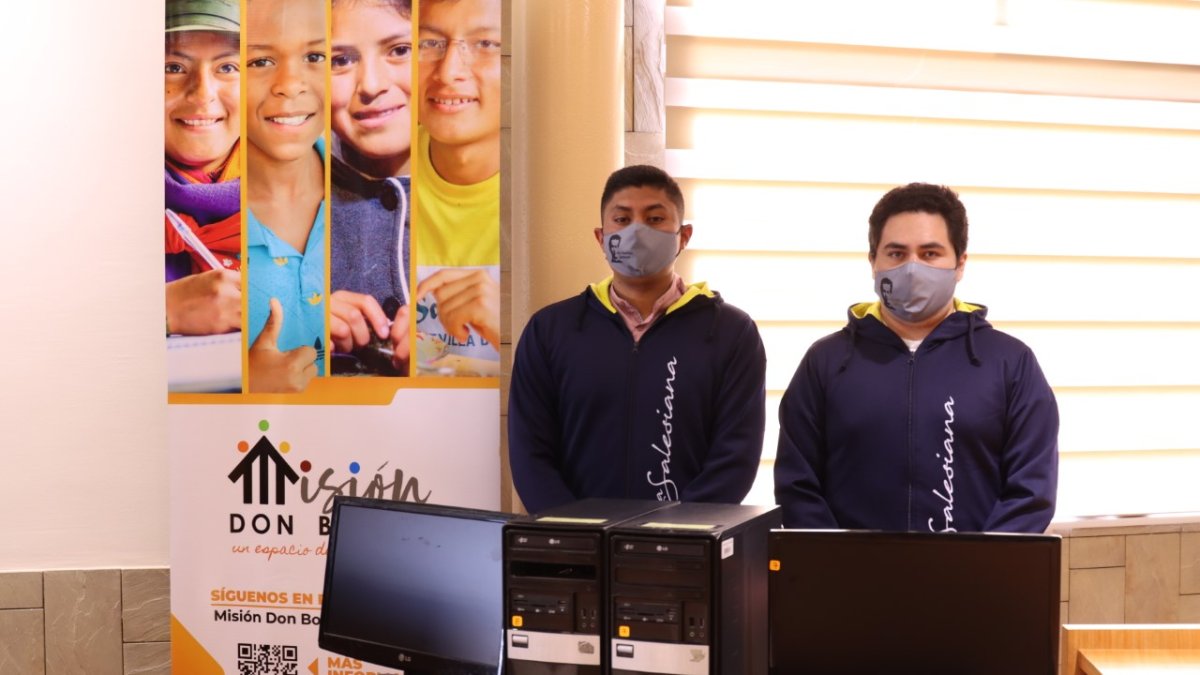 Estudiantes de la carrera de Ciencias de Computación y Sistemas de la UPS se encargan de revisar las computadoras donadas.