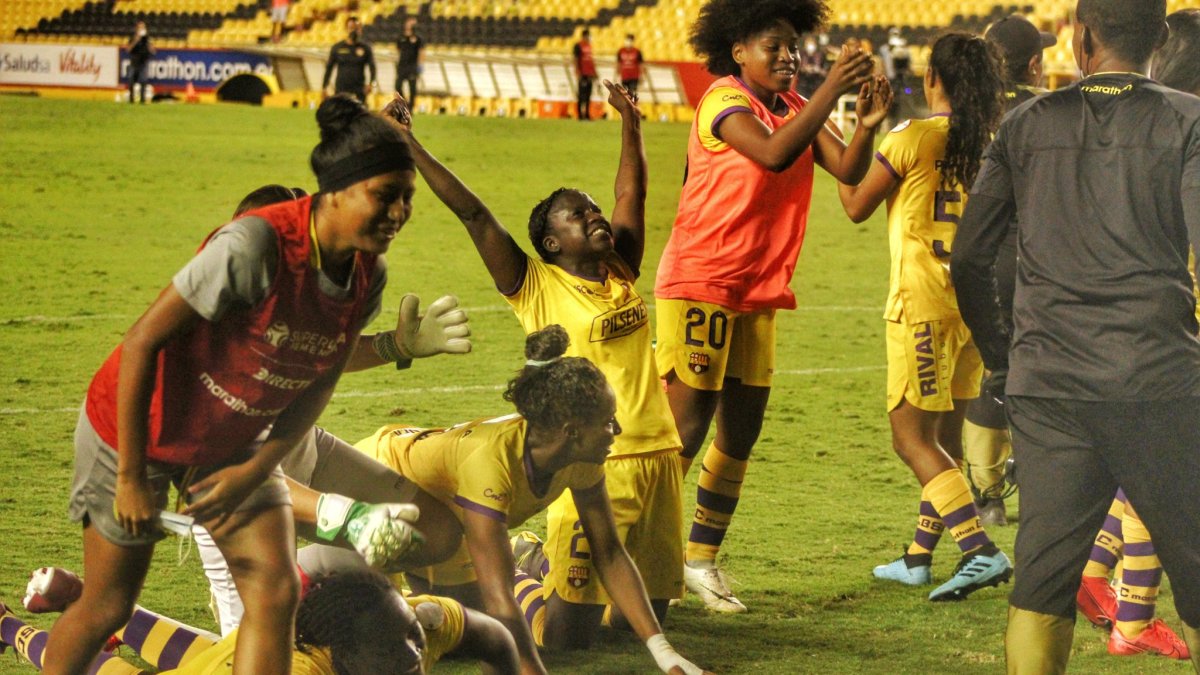 Las jugadoras de Barcelona celebran luego de lograr la clasificación frente a Emelec.