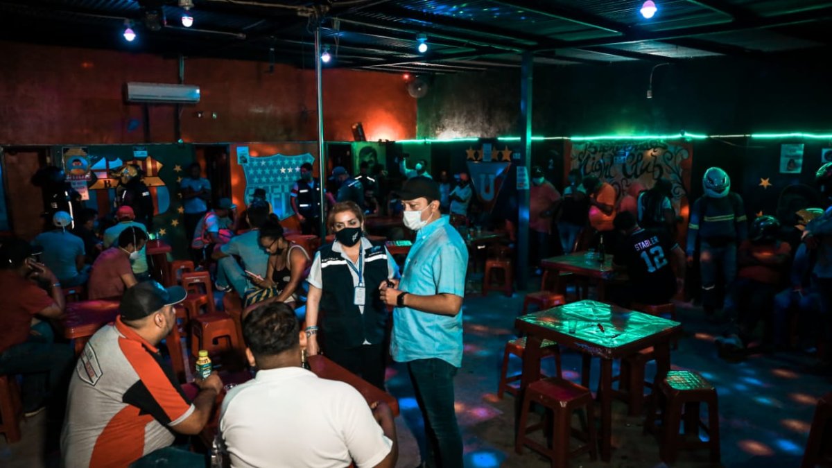 Clausura. En el sitio habían alrededor de 60 personas.