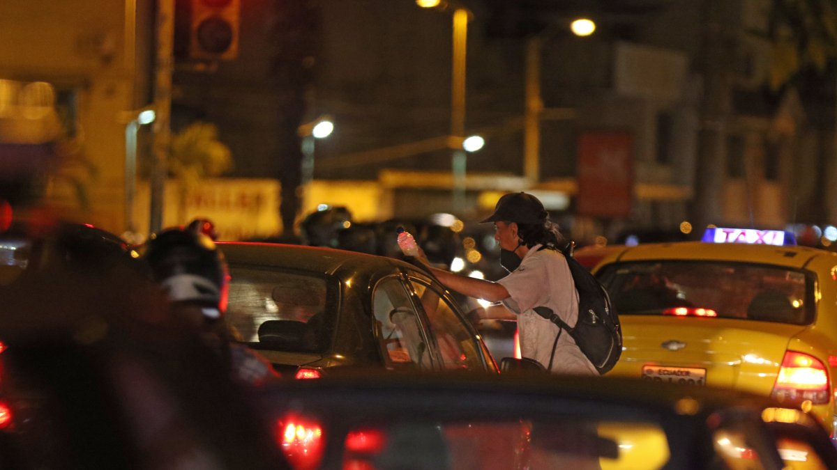 Inseguridad. La presencia de limpiaparabrisas, consumidores e indigentes es común a lo largo de toda la Francisco de Orellana. 