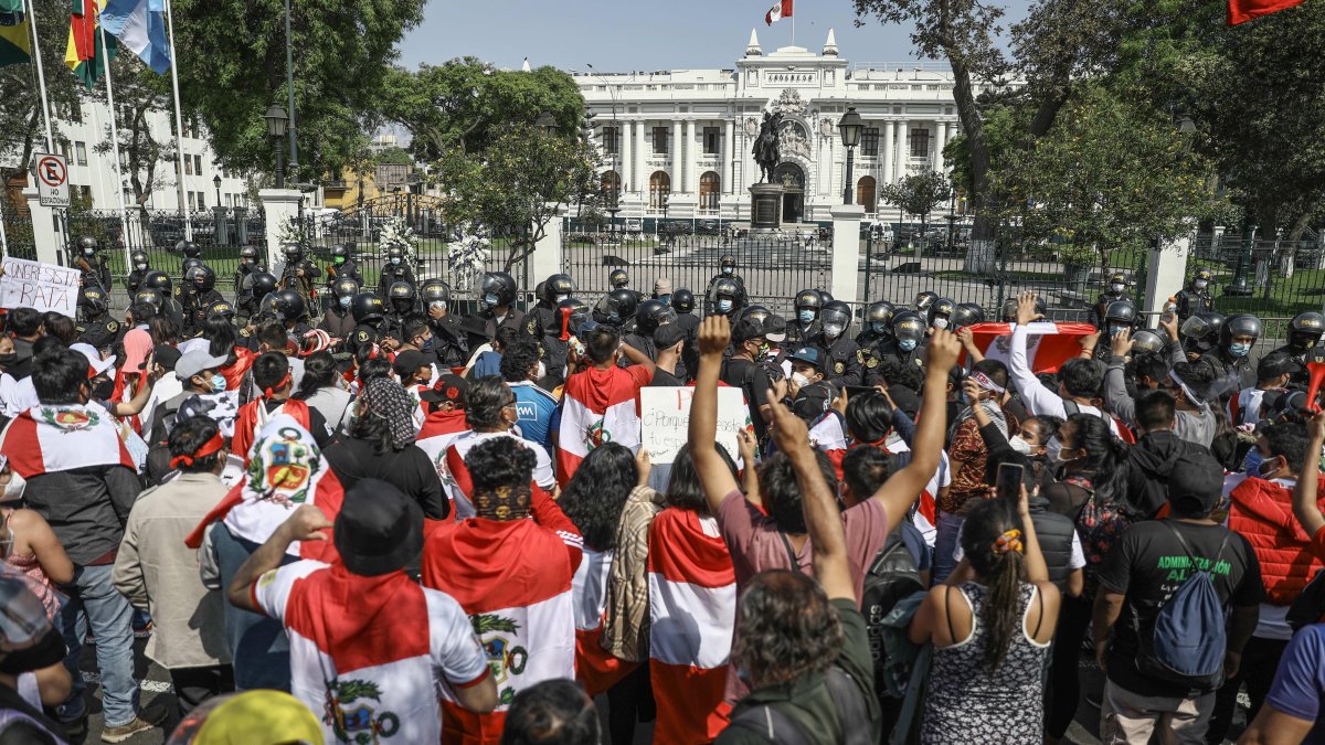 Ciudadanos celebran hoy la renuncia de Manuel Merino a la Presidencia peruana, en Lima (Perú).