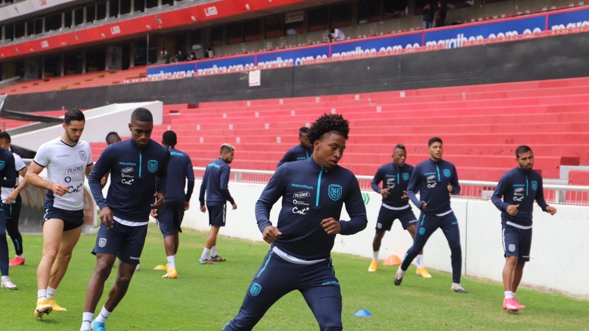 La selección nacional trabajó el domingo en el estadio Rodrigo Paz Delgado
