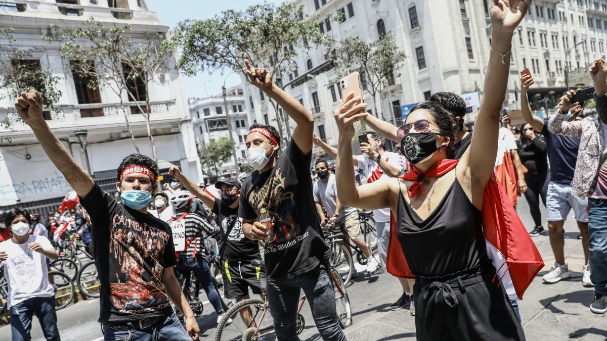 Ciudadanos celebran la renuncia de Manuel Merino a la Presidencia peruana, en Lima (Perú).
