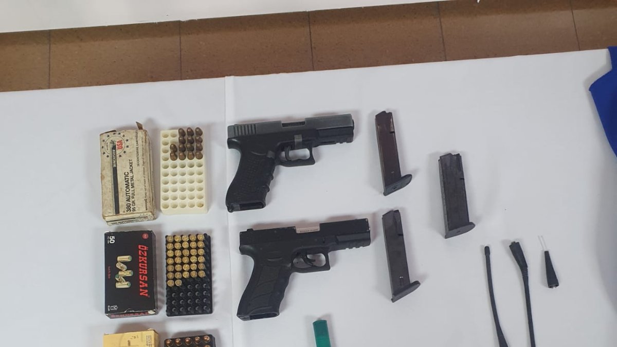 Evidencias. Los objetos fueron decomisados en la calle Villamil, centro de Guayaquil.