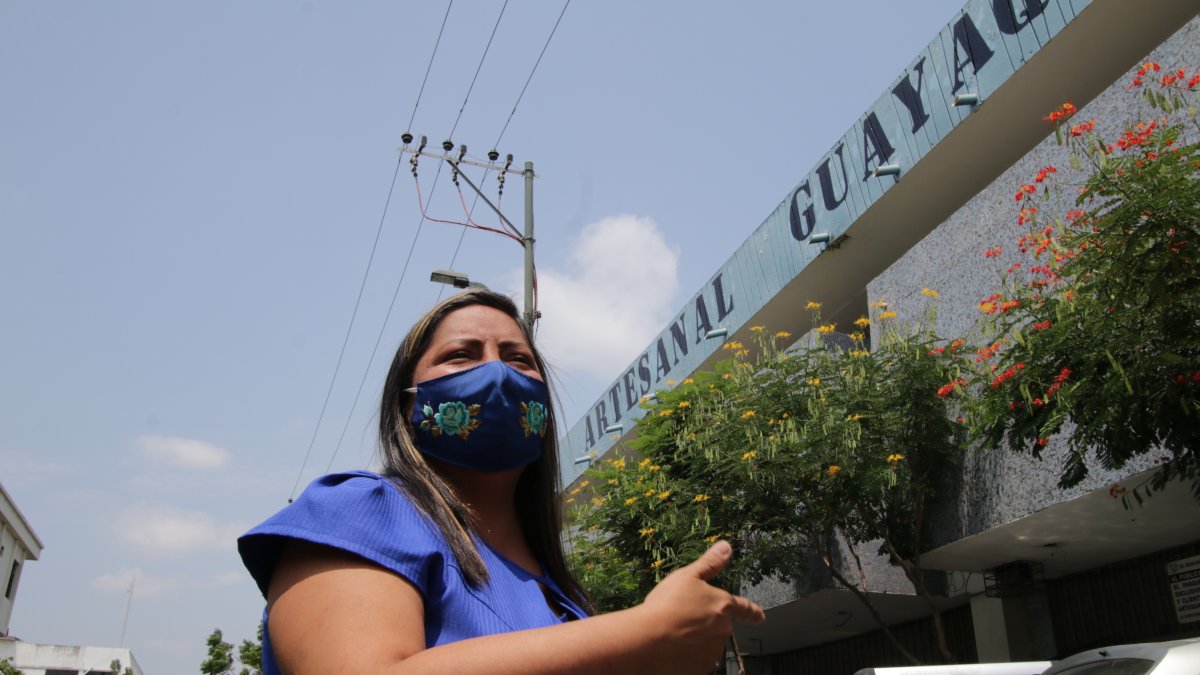 Instalación. La presidenta de la Asociación 20 de julio del Mercado Artesanal muestra los espacios donde se pintarán los murales.