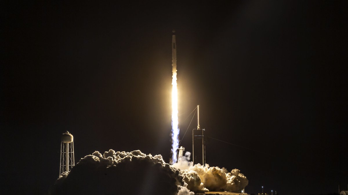 Crew-1 es oficialmente la primera nave privada para vuelos espaciales tripulados. Lleva a bordo a tres astronautas de la Agencia Espacial estadounidense y un tripulante japonés.