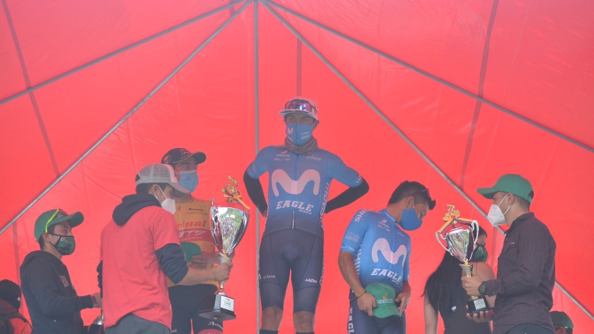 Jorge Montenegro (c), líder del Movistar Team Ecuador, ganó la cuarta edición de la clásica Richard Carapaz.