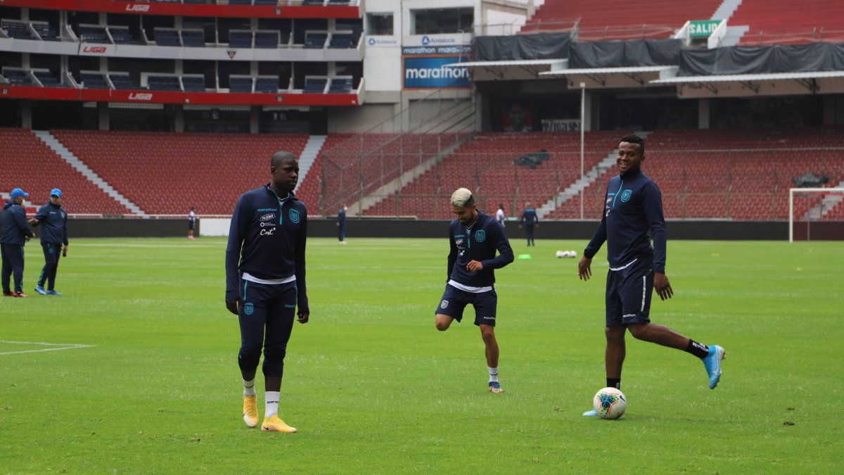 Moisés Corozo (izquierda)fue convocado a la selección nacional para las eliminatorias