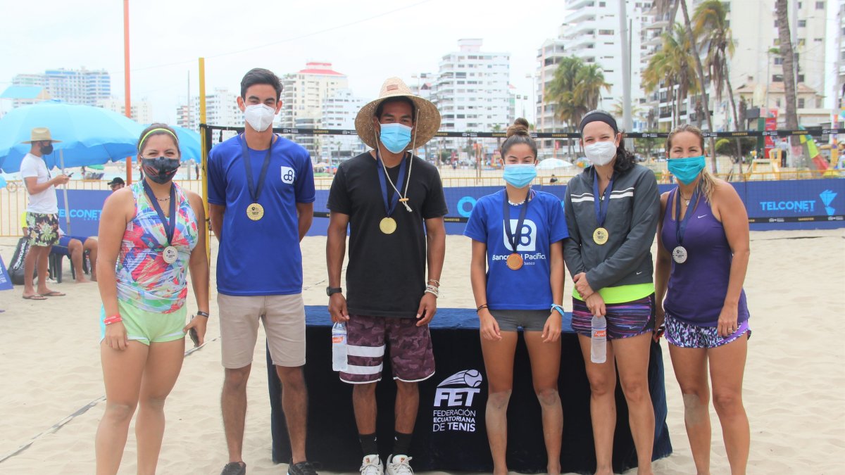 Macris Del Pino (i), Sebastián Quintana, Carlos Lobo, Maria Emilia Quintana, Haydana Pérez y Raquel Coronel, figuras del torneo.