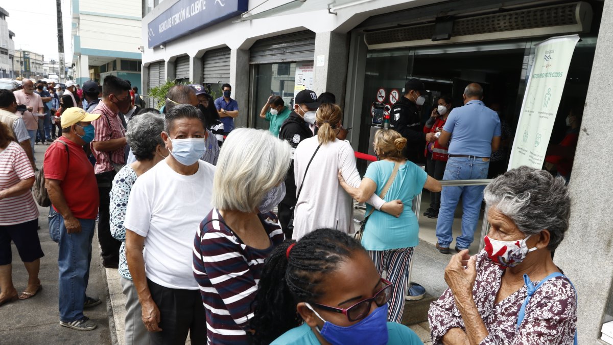 Madrugaron. Los usuarios de Interagua desde temprano hicieron fila, en la oficina de Coronel y Maldonado; unos reclamaron por montos altos en las planillas que les llegó.
