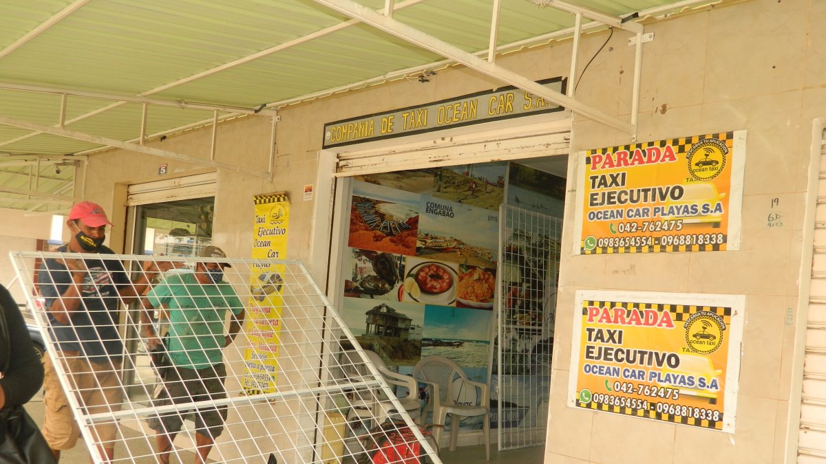 Asalto. Así quedó la puerta de la cooperativa de taxis Ocean Car, luego de que los delincuentes ingresaron al establecimiento, la semana anterior.