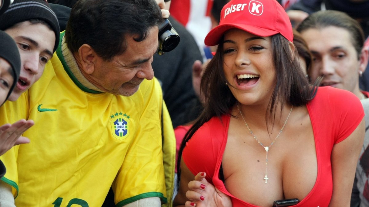 En más de una ocasión los atributos de Larrisa Riquelme han logrado distraer a los hinchas rivales.