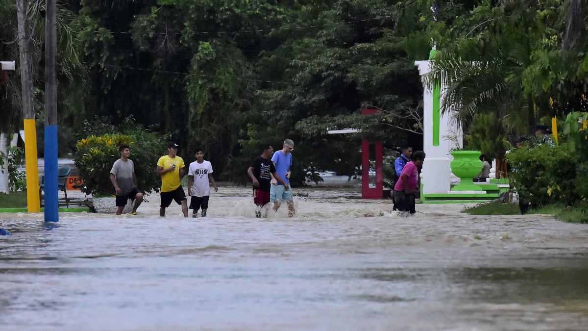 Pobladores caminan en medio de las inundaciones de varios ríos tras el paso de Eta, el 5 de noviembre de 2020.
