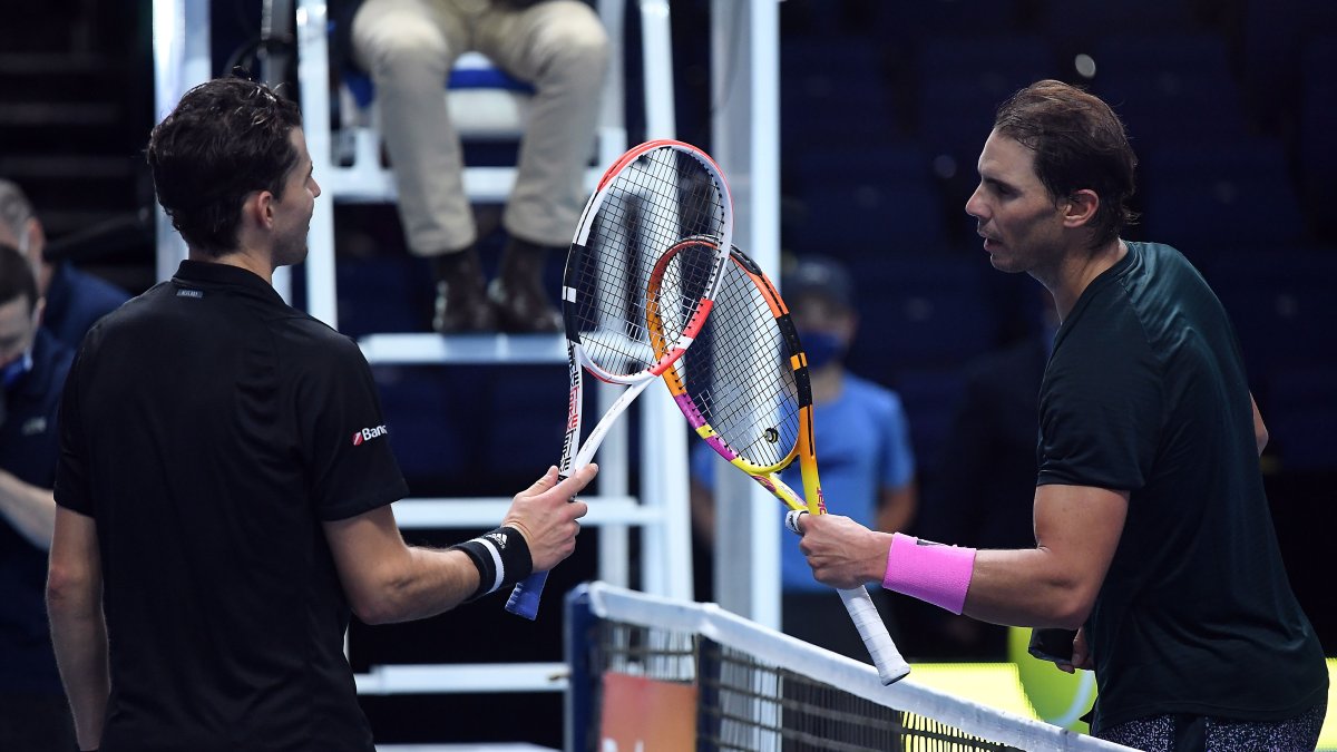 Dominic Thiem (d) recibe la felicitación de Rafael Nadal.
