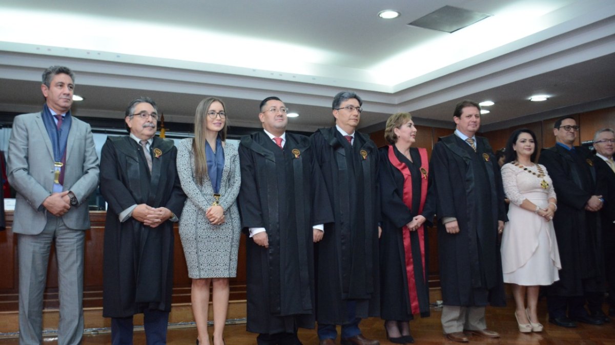 Indumentaria. Vocales del Consejo y jueces de la Corte durante la entrega de togas para el uso en audiencias.