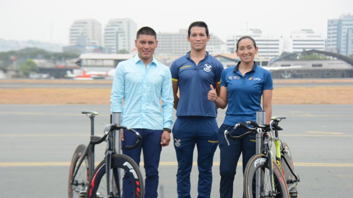 Jonathan Caicedo (i) y Miryam Núñez, junto a Washington Vargas, entrenador de esta última, en la base aérea Simón Bolívar, donde se reunieron con las autoridades.