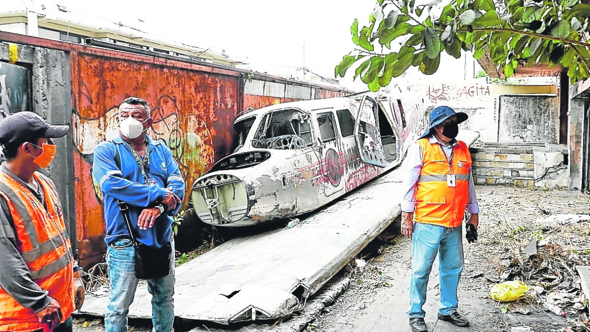 Avioneta. En el pasillo de entrada principal hay el fuselaje de una avioneta.