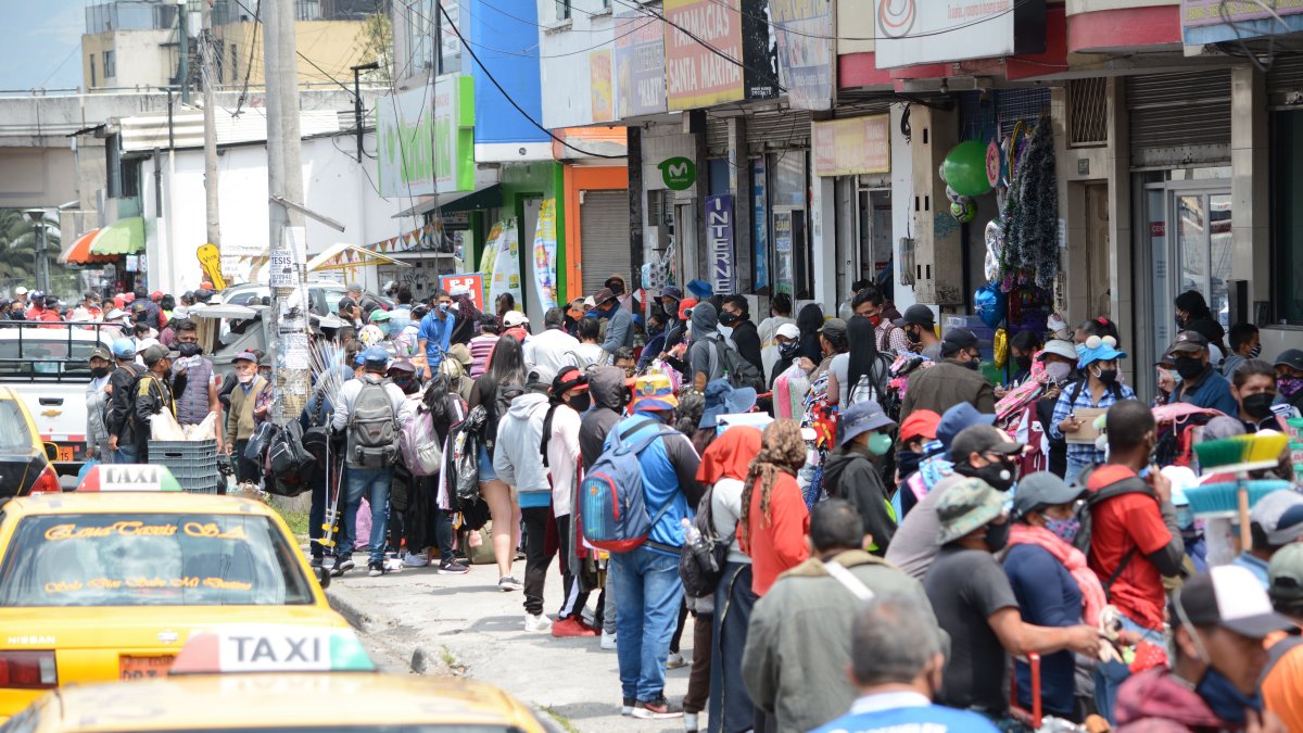 En los sectores de Quitumbe y Chillogallo los usuarios  no respetan el distanciamiento y utilizan mal las mascarilla.