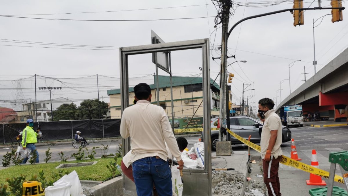 Persona de la compañia retira el letrero en estos momento en el lugar.