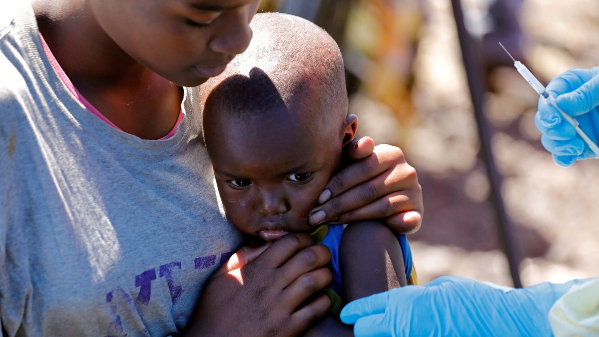  Una niña reacciona cuando un trabajador de la salud le inyecta la vacuna contra el ébola, en Goma, República Democrática del Congo.